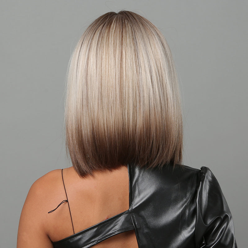 Perruque synthétique blonde cendrée lisse avec frange – coupe carré Bob chic
