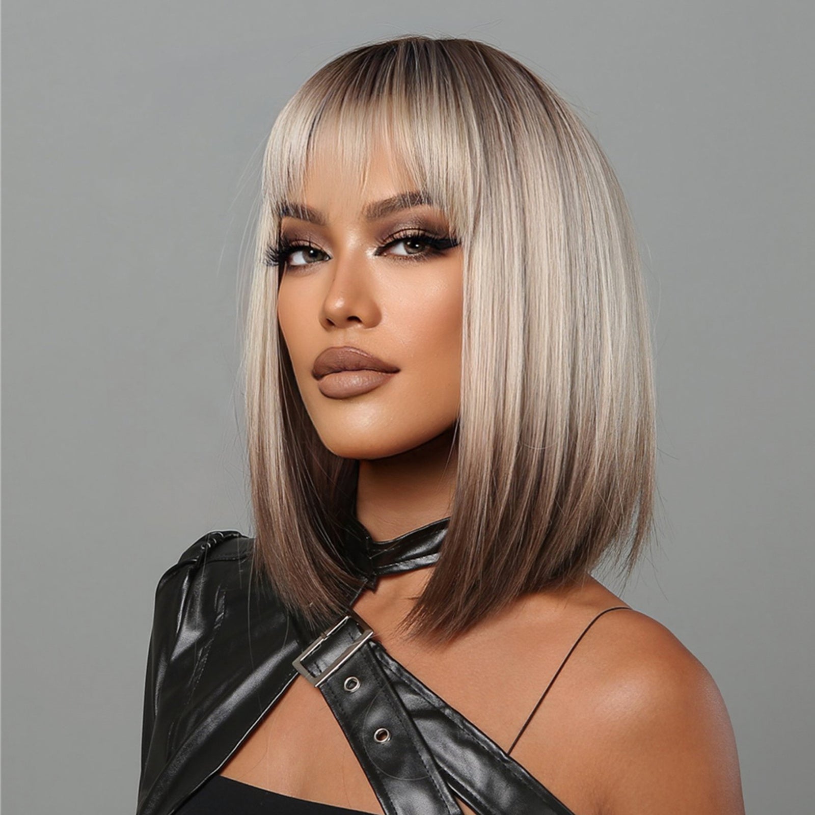 Perruque synthétique blonde cendrée lisse avec frange – coupe carré Bob chic